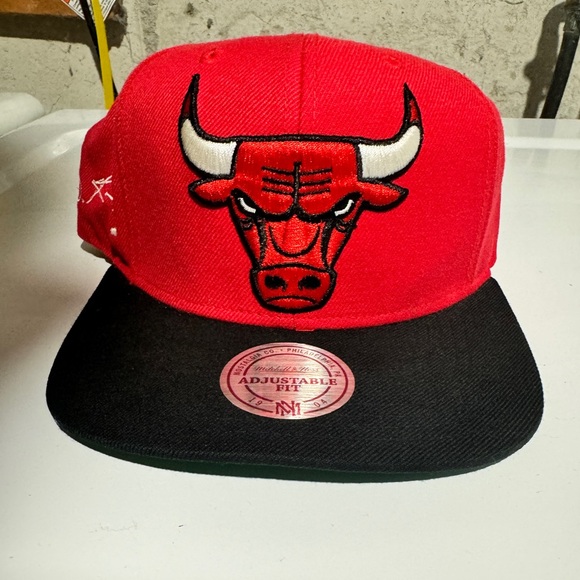 Chicago Bulls Derrick Rose Mitchell & Ness Red Snapback - Picture 2 of 3